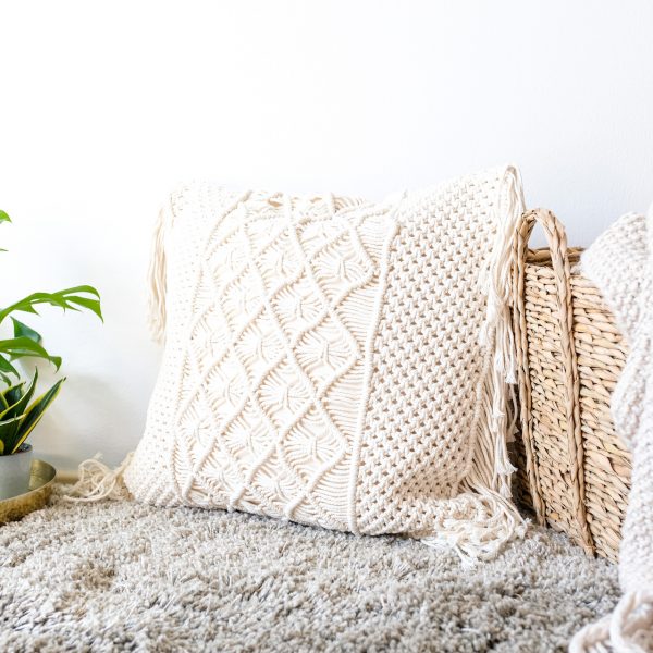 Polštář Macramé Jasmine z tradiční ručně drhané bavlněné příze