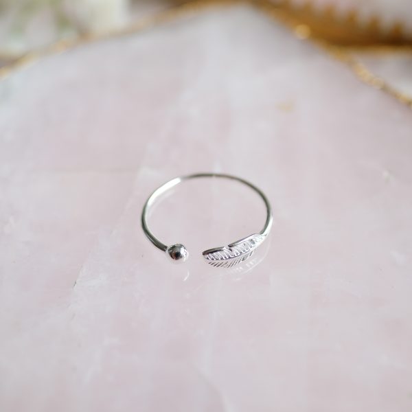 Stříbrný prsten Feathers navržený s citem pro design a kvalitu