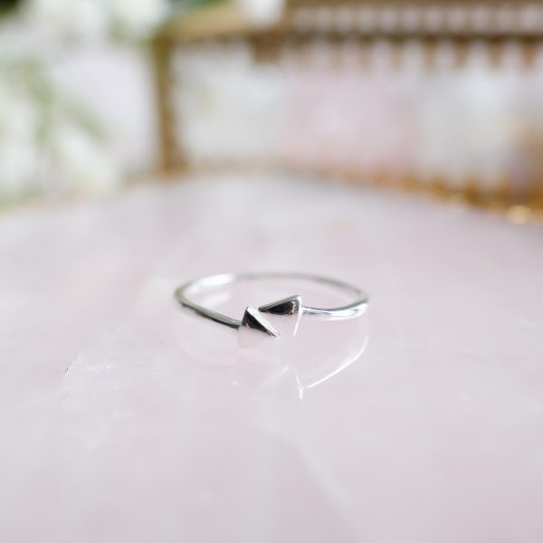 Překrásný ručně vyrobený prsten Triangle