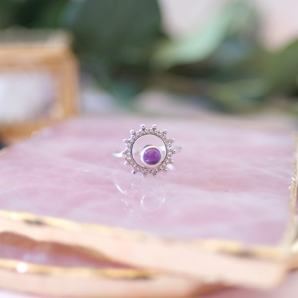 Stříbrný prsten Sun s ametystem ručně vyrobený v malé rodinné dílně v oblasti Ubudu