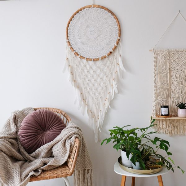 ručně vyrobený lapač snů bílý s macramé v bambusovém kruhu 140cm v interiéru