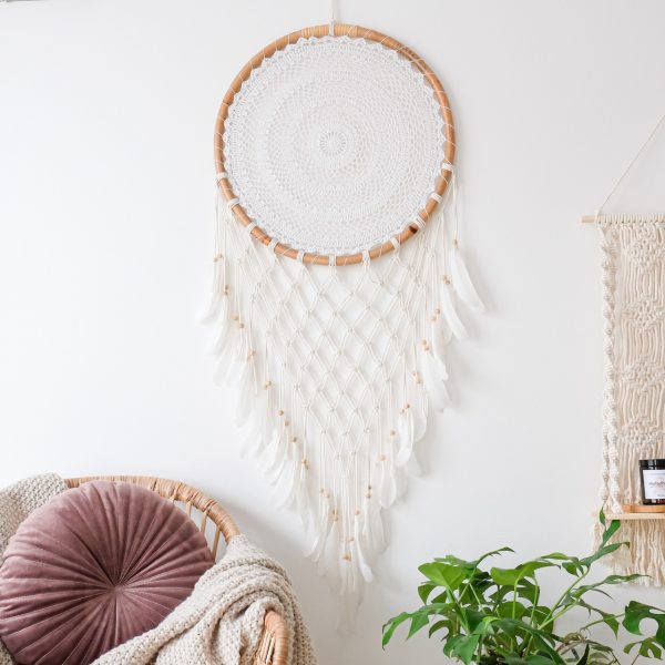 ručně vyrobený lapač snů bílý s macramé v bambusovém kruhu 140cm