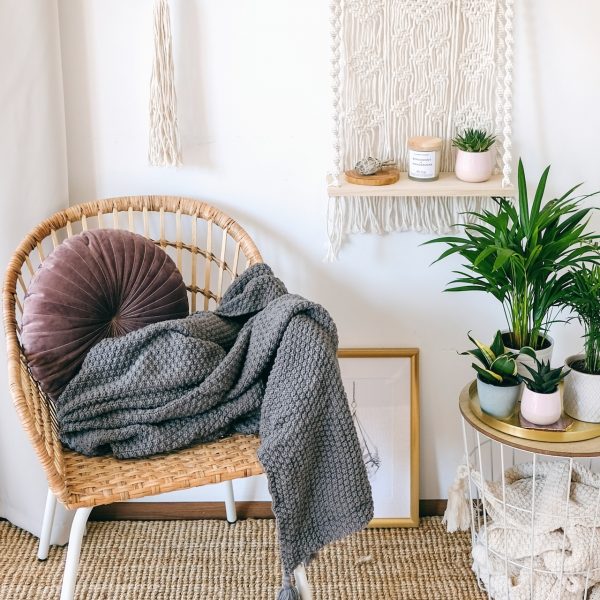 Šedá pletená deka pro zahřátí nebo přehoz přes postel jako dekorace pro váš domov
