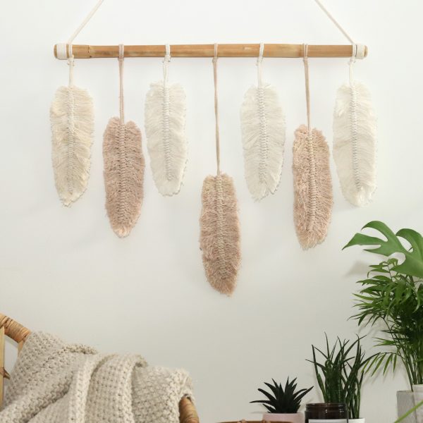 závěsná dekorace macramé Feathers Everywhere