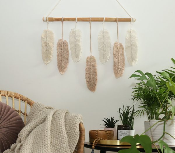 ručně drhaná závěsná dekorace macramé Feathers Everywhere