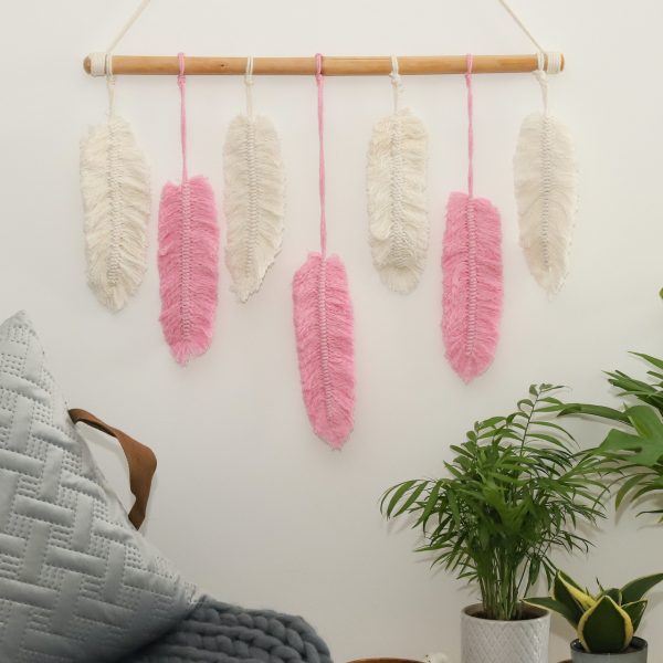 závěsná dekorace macramé Feathers Boho Girl