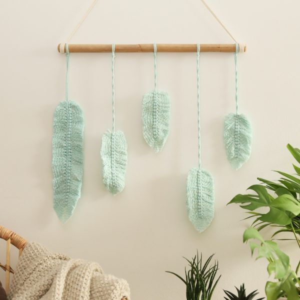 závěsná dekorace macramé Feathers Mint Love