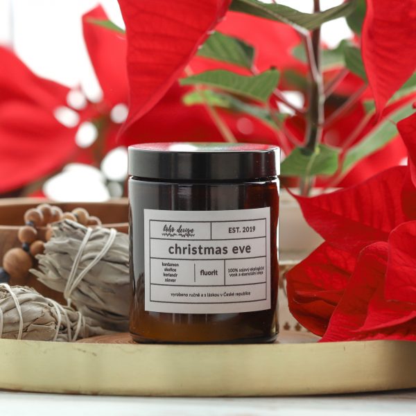 Sójová svíčka CHRISTMAS EVE s originální esencí kardamonu, skořice, koriandru a zázvoru, která naplní Váš domov jedinečným kouzlem aroma terapie