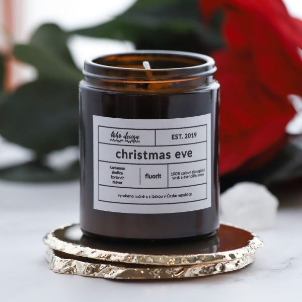 Sójová svíčka Christmas Eve voní po kardamonu, skořici, koriandru a zázvoru a zamilujete si ji pro její teplé tóny, kterými nádherně prohřeje celý Váš domov