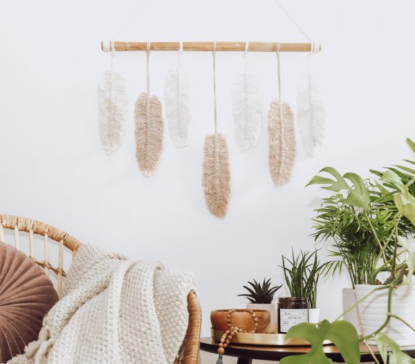 závěsná dekorace Feathers Everywhere na zeď vyrobená z tlustého bavlněného lana