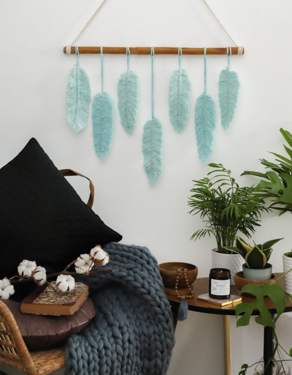 Dekorace na zeď macramé Feathers Mint v interiéru