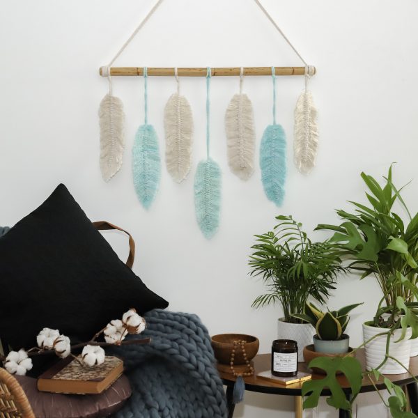 Dekorace na zeď macramé Feathers We Love Mint v interiéru