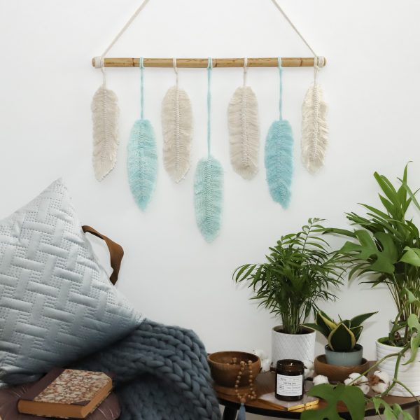 závěsná dekorace Feathers We Love Mint na zeď vyrobená z tlustého bavlněného lana