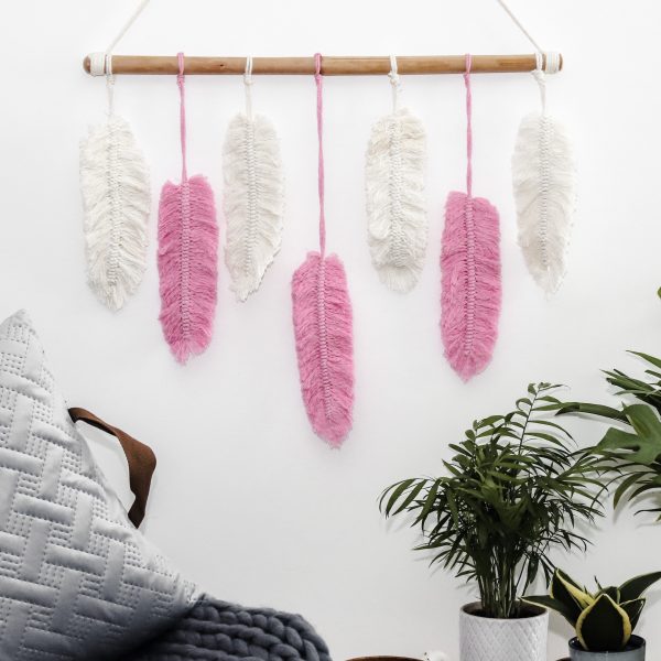 Ručně vyrobená dekorace na zeď macramé Feathers Boho Girl