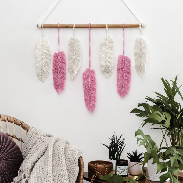 závěsná dekorace Feathers Boho Girl na zeď vyrobená z tlustého bavlněného lana