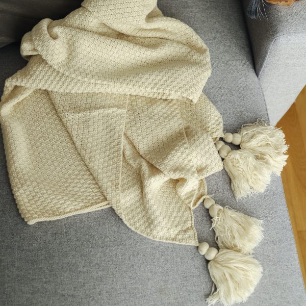 Jemňoučká pletená deka krémová se střapcema