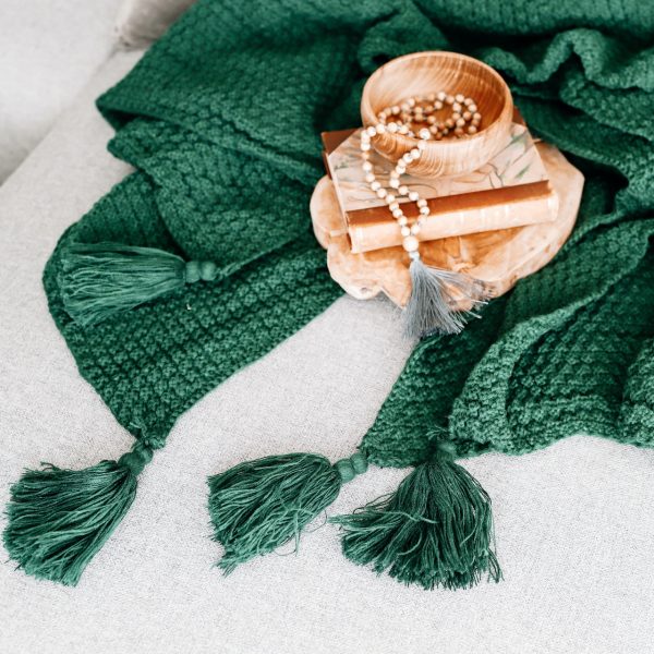 lahvově zelená pletená deka pro zahřátí nebo přehoz přes postel jako dekorace pro váš domov