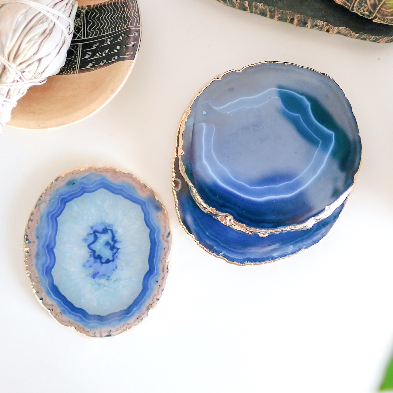 mineralni-podtacek-kamen-Achat-zlaty-okraj-struktura-original-rucni-prace