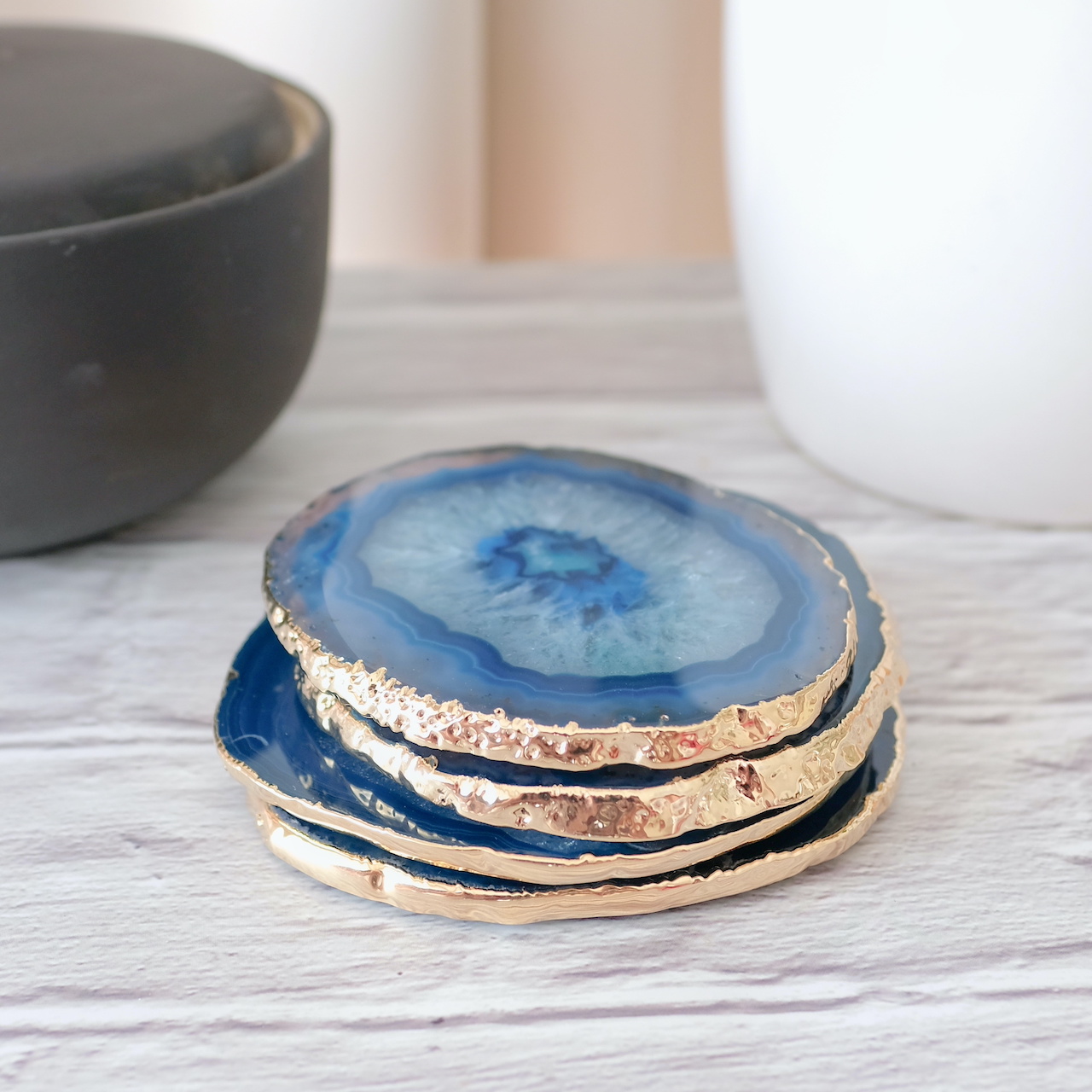 mineralni-podtacek-Achat-zlaty-okraj-struktura