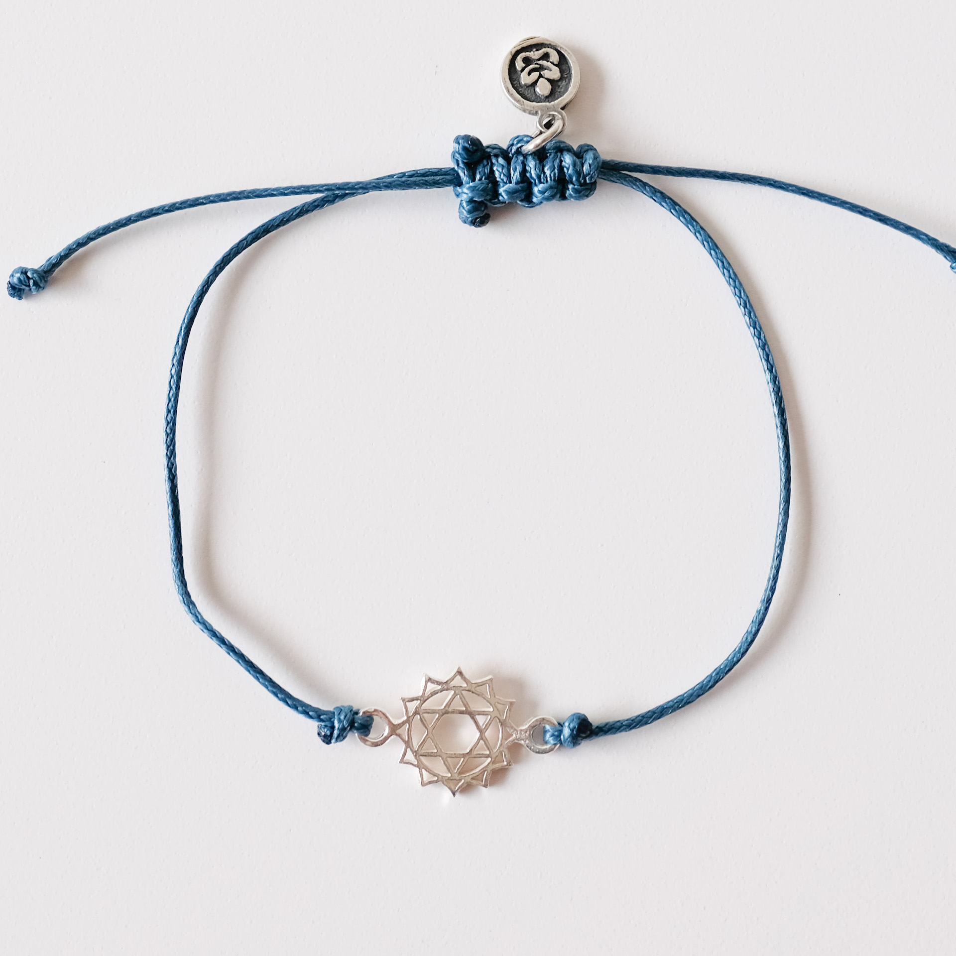 naramek-satenova-snurka-petrolejova-stribrne-logo-ctvrta-cakra