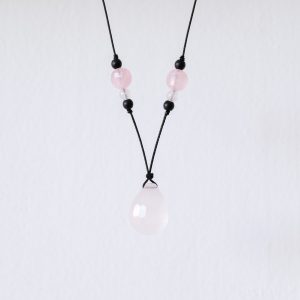 snurkovy-nahrdelnik-s-krystalem-ruzenin-variabilni-originalni-design