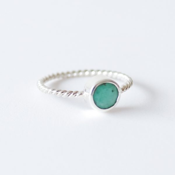 prsten-stribrny-se-Smaragdem-decentni-design-kvalitni-rucni-vyroba-detail