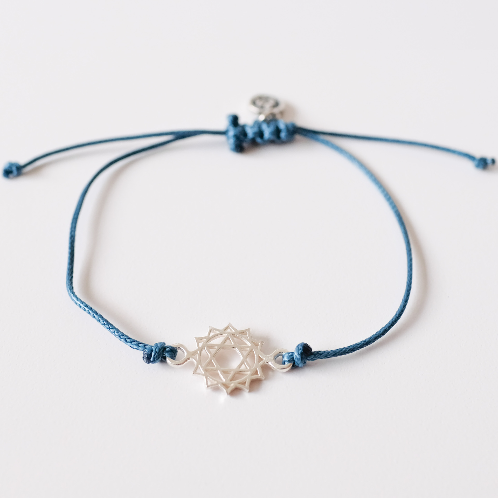 naramek-satenova-snurka-petrolejova-stribrne-logo-rucni-vyroba