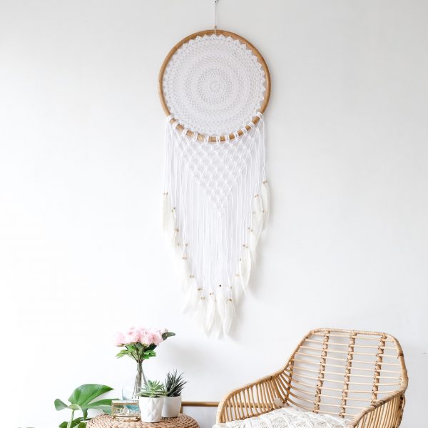 dekorace-na-zed-lapac-snu-macrame-pericka-koralky-boho-styl