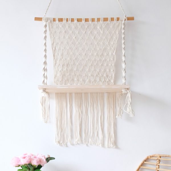 policka-zavesna-macrame-a-drevo