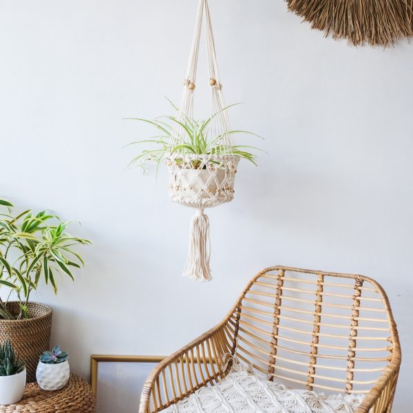 originalni-zavesny-kvetinac-macrame