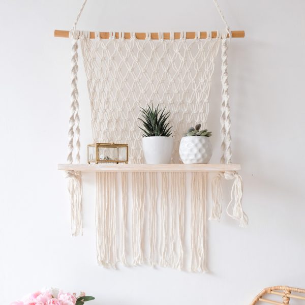 rucne-vyrobena-zavesna-policka-macrame-a-drevo