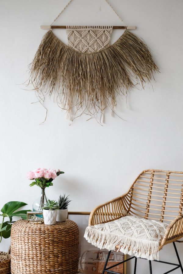 dekorace-na-zed-zavesna-susena-trava-a-macrame-trendy-boho-styl