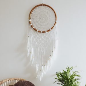 lapac-snu-bily-s-macrame-boho-styl-rucni-vyroba