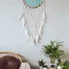 dekorace-na-zed-s-macrame-s-pericky-bila-a-modra-barva