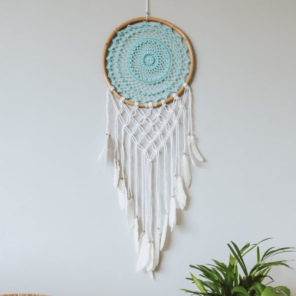 lapac-snu-tyrkysovo-bily-s-macrame-boho-styl-rucni-vyroba