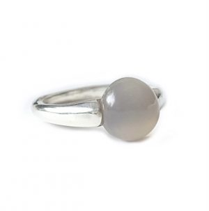 krasny-stribrny-nadcasovy-prsten-s-Chalcedonem-fair-trade-rucni-vyroba-z-Bali-detail-z-boku