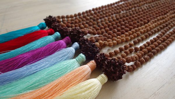 Rudraksha s velkým Bindu - různé barvy střapce - Image 11