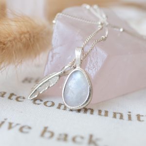 Stříbrný náhrdelník Aura Měsíční kámen a peříčko