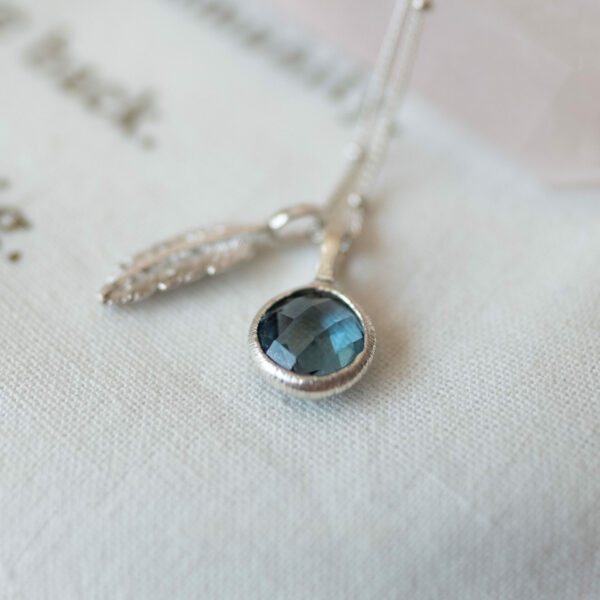 Stříbrný náhrdelník Aura Topaz London Blue & Peříčko - Image 7