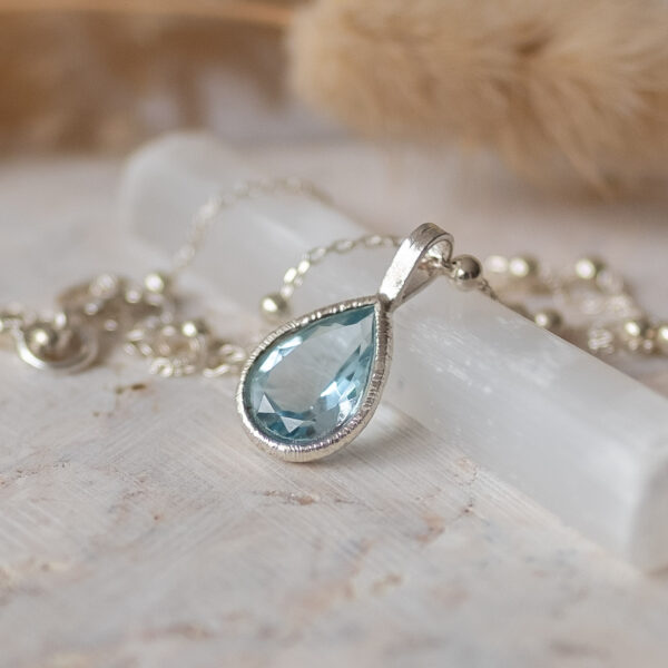 Stříbrný náhrdelník Aura Topaz blue Pear