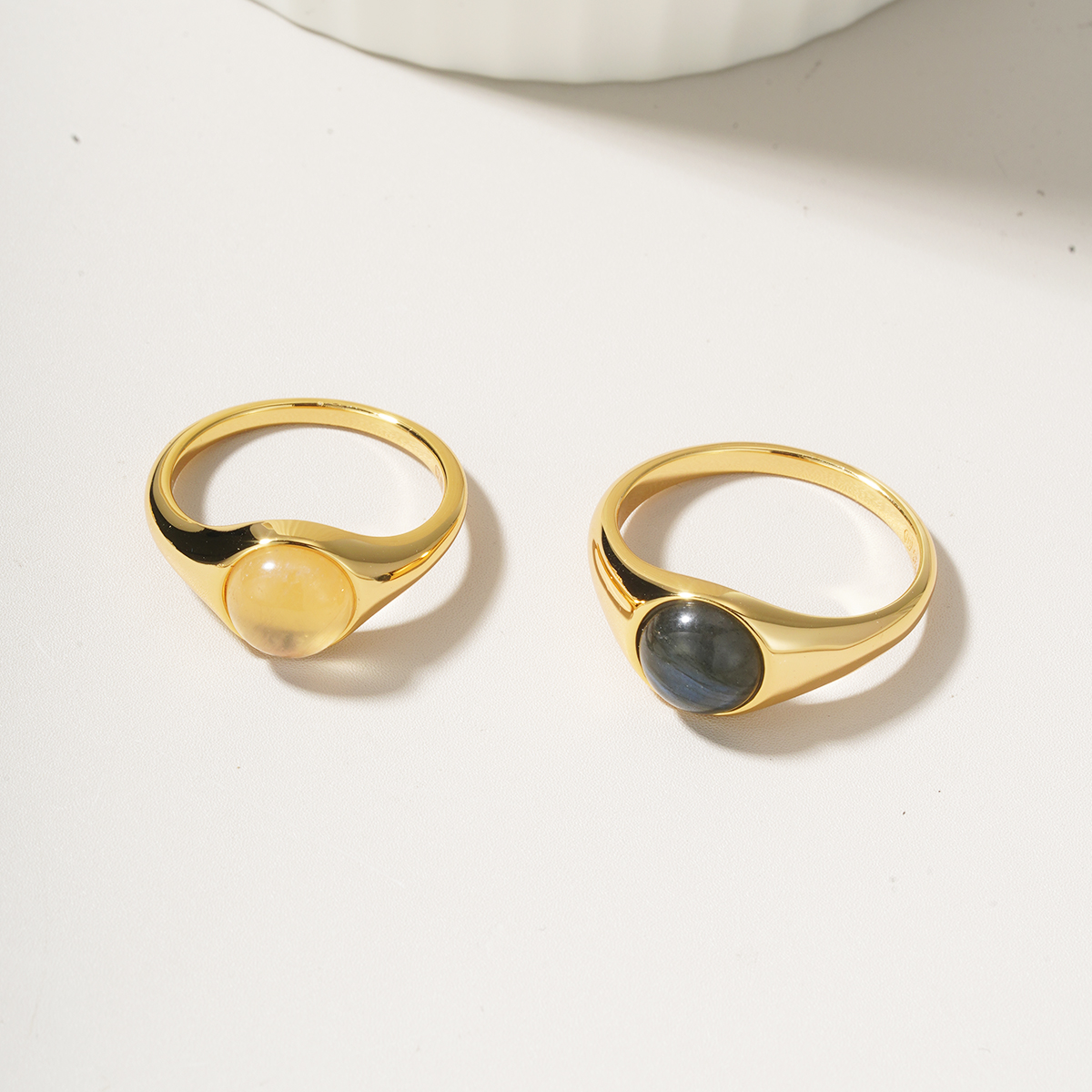 Pozlacený prsten s Měsíčním kamenem