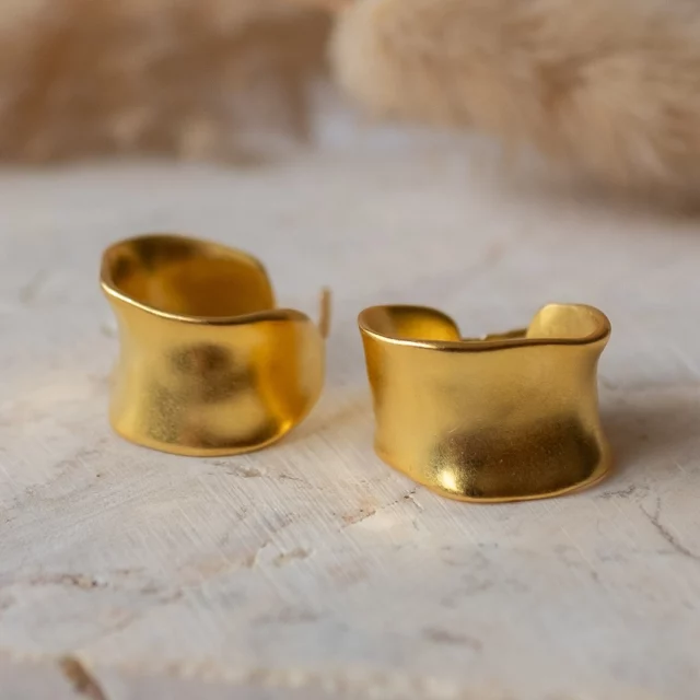 ✨ Pozlacené náušnice – dotek luxusu na každý den ✨
Nechte své uši zazářit ve zlatavém třpytu! 🌟 Naše pozlacené náušnice přinášejí eleganci, jemnost i špetku odvahy – přesně takovou, jaká jste vy sama. 💛
Perfektní pro každodenní nošení i výjimečné chvíle. Který pár si získá vaše srdce? 💫
.
#ZářiváKrása #PozlacenéNáušnice #ŠperkySrdcem #JemnýLuxus #TvojeChvíle #bohostyle #bohodesign #boho #bohogirl #bohozivot #boholife #bohosperky #stribrne #sperky #pozlacenysperk #pozlacenyprsten #bali #inspirace #kazdyden #prsteny #limitka #bohochic #autorskesperky #bohosperk #bohošperky #trendysperky #jakkombinovat #rucnivyroba