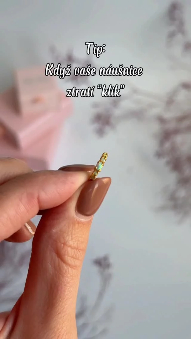 Co dělat, když vaše náušnice ztratí “klik”? 😬 Jednoduchý návod, jak náušnici spravit je ve videu.😍

#bohodesign #bohostyle #sperky #autorskesperky #stribro #stribrnysperk #bali #sperkyzbali #prsten #nahrdelnik #trendy #trendysperky #jakkombinovat #rucnivyroba #bohosperky