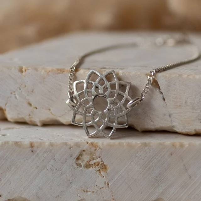 🌸 Náramek s Mandalou – Symbol harmonie a rovnováhy 🌸
Mandala představuje kruhový symbol jednoty, harmonie a nekonečna. Její geometrické vzory mají hluboký duchovní význam a přinášejí klid, soustředění i pozitivní energii. 💫
Nositelům mandala pomáhá nalézt vnitřní rovnováhu a harmonii v každodenním životě 🌸
.
#SílaMandaly #SymbolDuše #KouzloRovnováhy #ŠperkySMyslem #MandalaMagic #bohodesign #bohostyle #sperky #autorskesperky #stribro #stribrnysperk #bali #sperkyzbali #prsten #nahrdelnik #trendy #trendysperky #jakkombinovat #rucnivyroba #bohosperky #trendysperky #kameny #polodrahokamy #boho #bohostyl #bohošperky #bohosperk #mandala #bohochic #mandalasymbol