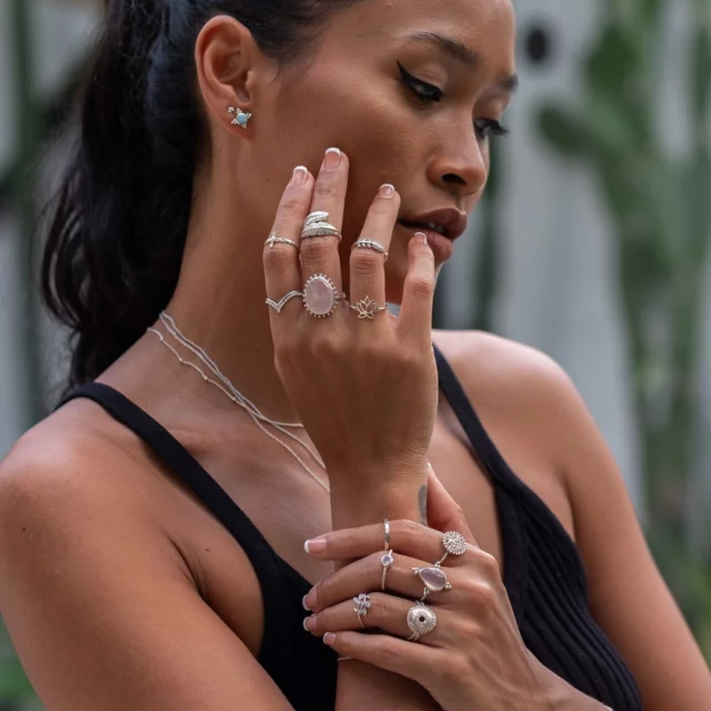 🌺 Dotek svobody, slunce a řemeslného umění – to jsou originální boho prsteny z Bali.
Každý z nich vzniká ručně, s láskou a úctou k přírodě, tradici i ženské energii.
Tyto prsteny nejsou jen ozdobou. Jsou symbolem odvahy být sama sebou, připomínkou klidu oceánu i tepla písku pod bosýma nohama. Nos v sobě kus exotiky, příběhů a síly, kterou ti Bali šeptá do dlaní.

✨ Pro ženy, které milují hloubku a lehkost zároveň.
✨ Pro tebe.

#BohoŠperky #ŠperkyZBali #RučněVyrobené #PrstenySKouzlem #NositSvůjPříběh  #mystika #bohostyle #bohodesign #boho #bohogirl #bohozivot #boholife #bohosperky #stribrne #sperky #pozlacenysperk #pozlacenyprsten #bali #inspirace #kazdyden #prsteny #limitka #bohochic #autorskesperky #bohosperk #bohošperky #trendysperky #jakkombinovat #rucnivyroba #originalnisperk