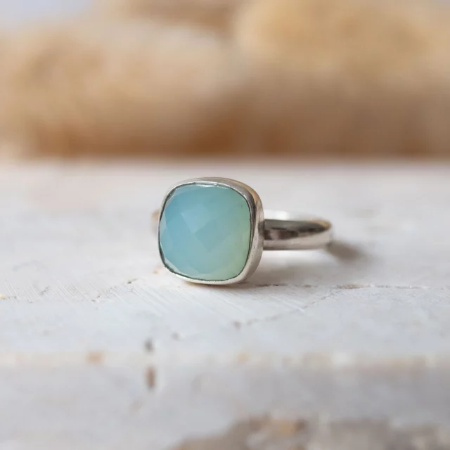 💙 Prsten s chalcedonem – něžná síla ukrytá v kameni.
Chalcedon je kámen klidu, porozumění a radosti – jako by v sobě nesl otisk letní oblohy i uklidňující šepot vody. 🌊
Každý pohled na něj připomíná, že jemnost je skutečná síla a že laskavost dokáže rozzářit celý den. ✨
Tento prsten není jen ozdoba – je to amulet pohody a světla, který bude ladit s vaším srdcem. 💫
.
#PrstenSChalcedonem #SílaMinerálů #ŠperkySPříběhem #KouzloKamenů #OzdobaSDuší #mystika #bohostyle #bohodesign #boho #bohogirl #bohozivot #boholife #bohosperky #stribrne #sperky #pozlacenysperk #pozlacenyprsten #bali #inspirace #prsteny #limitka #bohochic #autorskesperky #bohosperk #bohošperky #trendysperky #jakkombinovat #rucnivyroba #originalnisperk