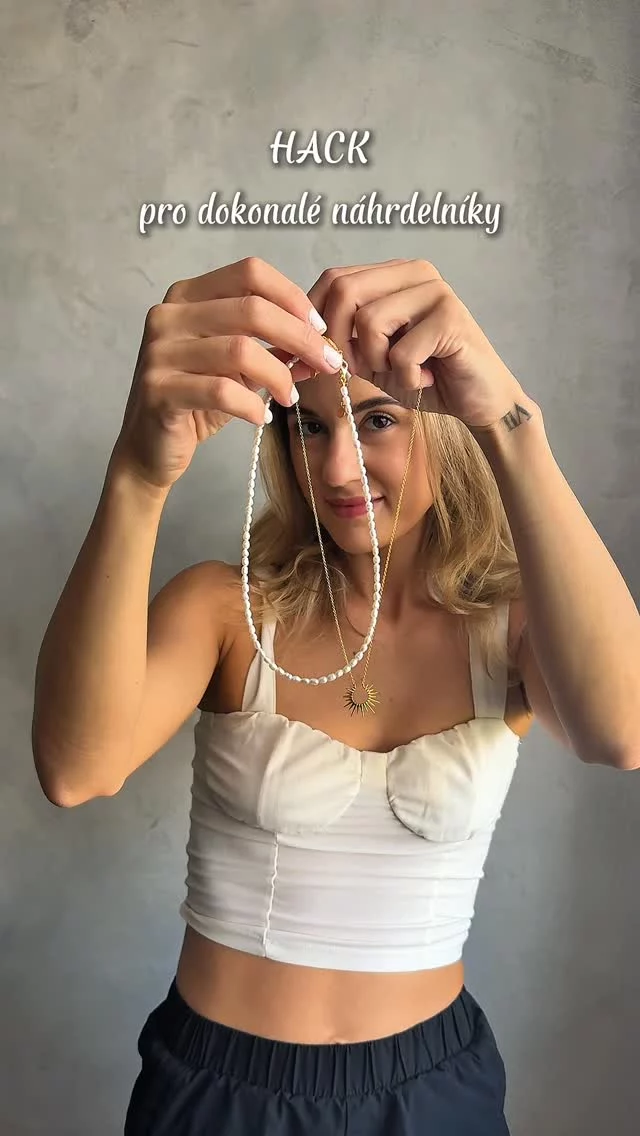 Znáte tento hack s náhrdelníky? 😊Teď budete mít dokonale ozdobený dekolt.😍

#bohodesign #bohostyle #sperky #autorskesperky #stribro #stribrnysperk #bali #sperkyzbali #prsten #nahrdelnik #trendy #trendysperky #jakkombinovat #rucnivyroba #bohosperky #naramek #hack